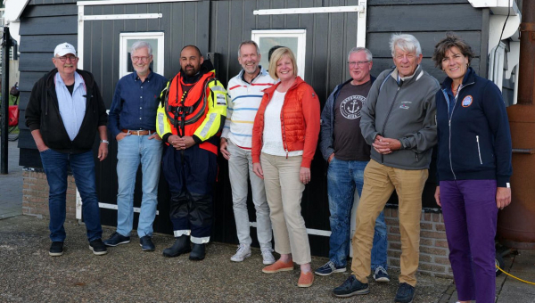 KNRM Marken krijgt donatie van drie overlevingspakken