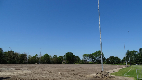 Aanleg van het nieuwe B-veld van S.V. Marken vordert gestaag