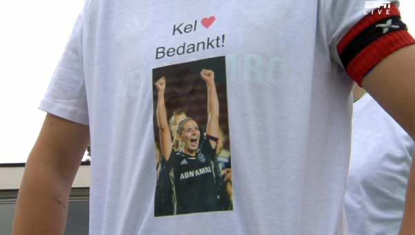 Ajax Vrouwen bedanken Kelly Zeeman