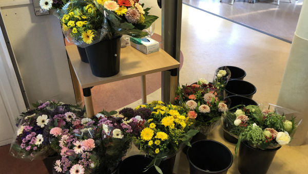 Albert Heijn verrast Swaensborch met bloemen