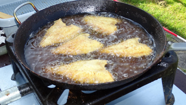 Het visbakken van IJsclub Marken op zaterdag 18 juni gaat door