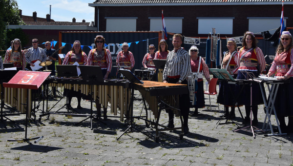 Malletband geeft buitenoptreden in Zaandijk