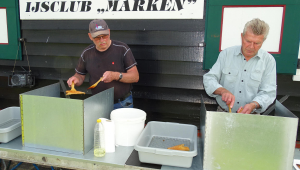 IJsclub Marken voorziet Marken van een lekker scharretje bij de lunch