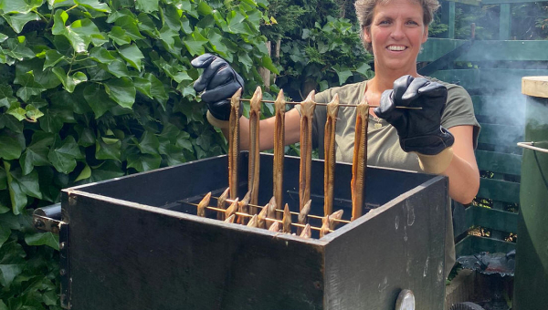 In training voor de Marker Havenfeesten palingrookwedstrijd