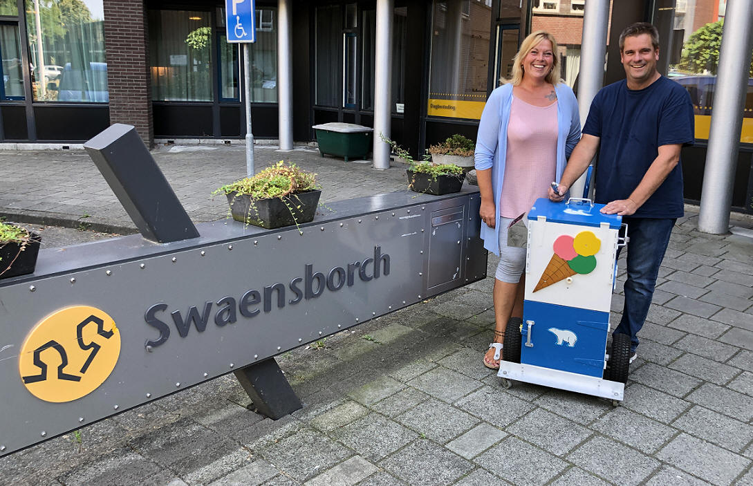 Bewoners Swaensborch verrast met ijsje van IJskar Visser