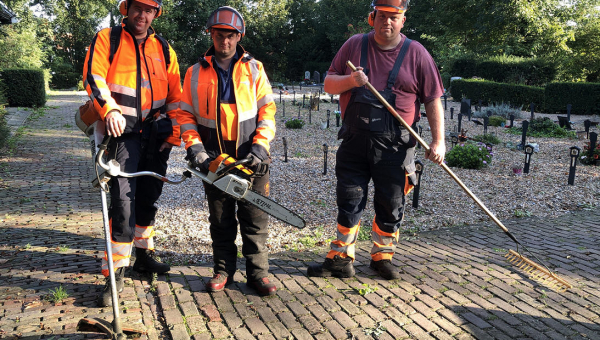 Werkzaamheden groen op de begraafplaats Marken