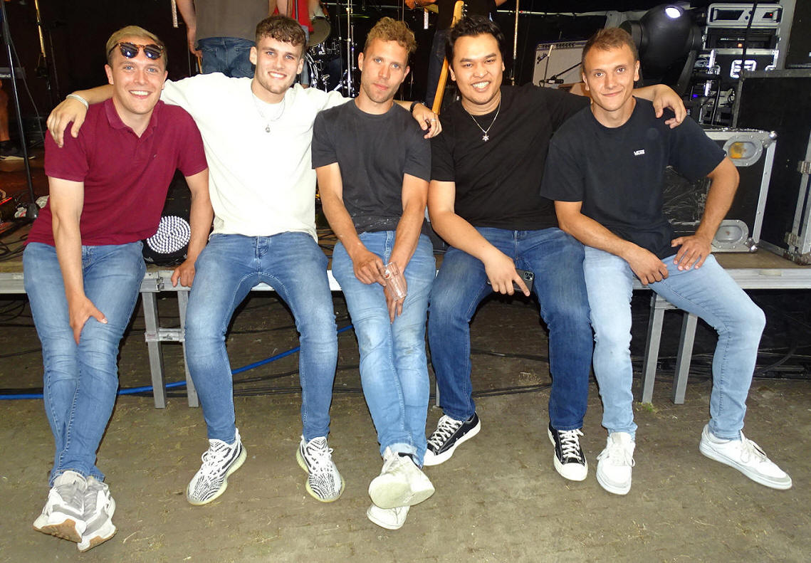 Marker bands omlijsten muzikaal 'Land-over-zand-koek-en-zopie' wandeltocht