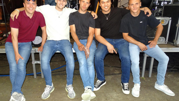 Marker bands omlijsten muzikaal 'Land-over-zand-koek-en-zopie' wandeltocht