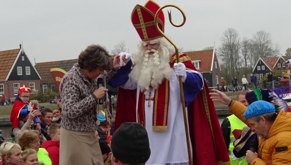 Sint intocht op Marken in namiddag