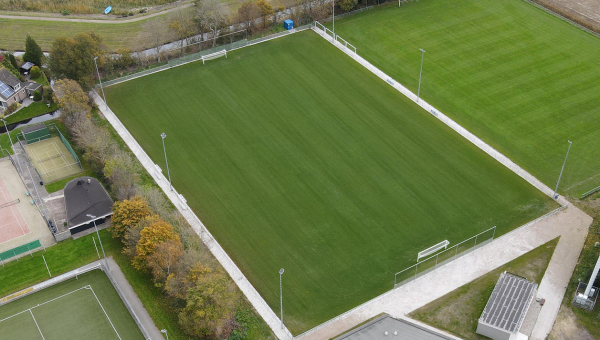 Nieuwe B-veld S.V. Marken overgedragen aan Gemeente Waterland