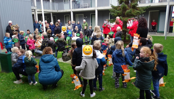 Peuters &amp; kleuters op Marken vieren Sint Maarten