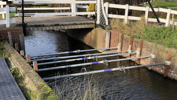 Kademuur nabij Wilhelminabrug gestut