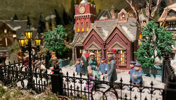 Markers helpen mee bouwen van kerstdorpen in Haarlem