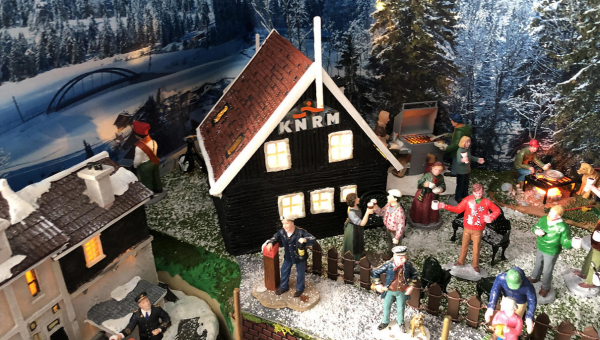 Gezellige drukte bij het KNRM kerstdorp reddingstation