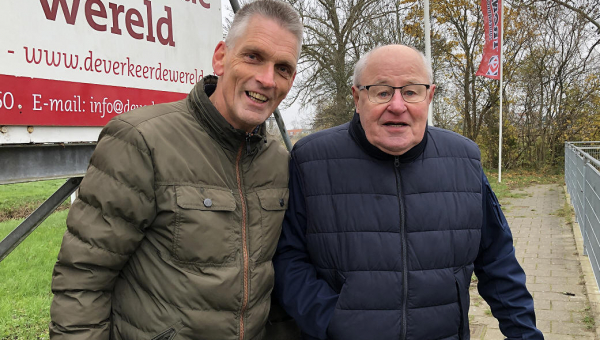 Twee oud-voetballers ontmoeten elkaar langs de lijn bij S.V. Marken