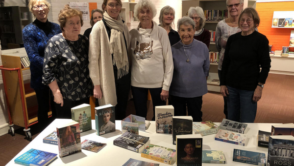 Twee vrijwilligers van Bibliotheek Marken nemen afscheid