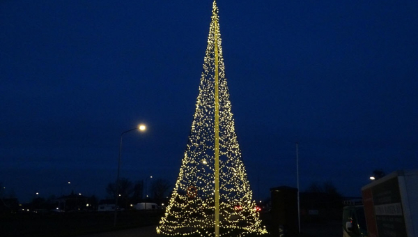 Vlaggenmast kerstboom een mooi welkom op Marken