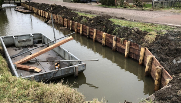 Het begin van nieuwe beschoeiing Zereiderpad staat
