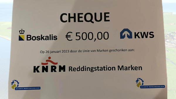 KNRM Marken krijgt cheque van Unie van Marken