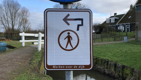 Gespot op Marken: Bordjes met 'Marken over de dijk'