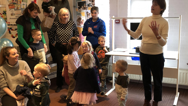 Bibliotheek Marken officieel heropend door wethouder Van de Weijenberg