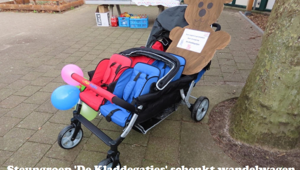 Steungroep 'De Kladdegatjes' schenkt wandelwagen aan Kinderdagverblijf 'De Beertjes'