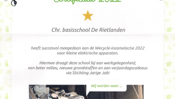 Basisschool De Rietlanden wecyclet certificaat en verjaardagscadeautjes bij elkaar!