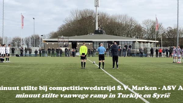 Eén minuut stilte bij competitiewedstrijd S.V. Marken - ASV Arsenal