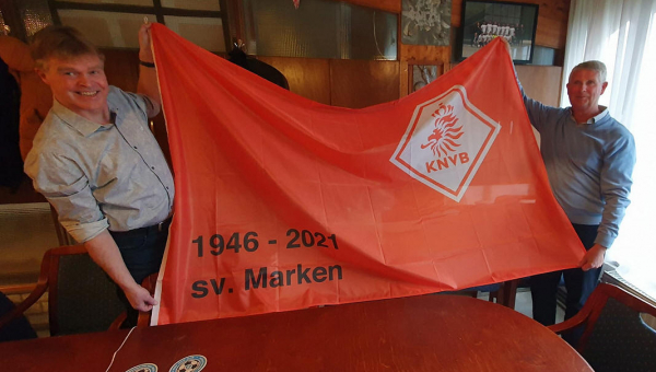 Sportvereniging Marken ontvangt jubileumvlag van KNVB