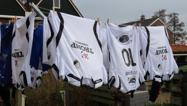 Wedstrijdshirts S.V. Marken weer 'Spik &amp; Span'