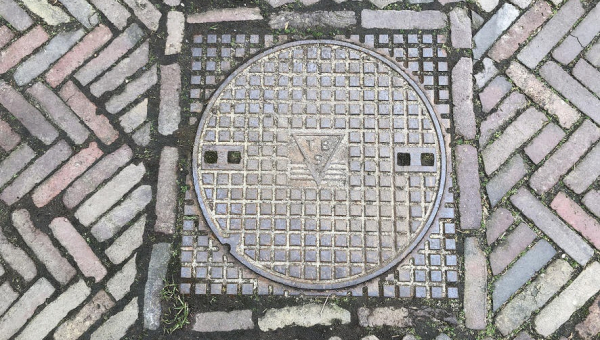 Meld een verstopte riolering