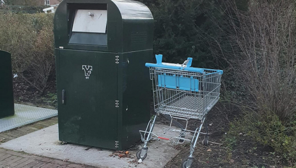 Gespot nabij Het Trefpunt : 'verdwaalde' AH winkelwagen