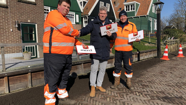Marken bedankt Buitendienst gemeente Waterland met ‘Merci’