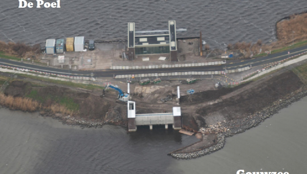 Verkeersstops nabij nieuwe Gemaal De Poel met verkeerslichten