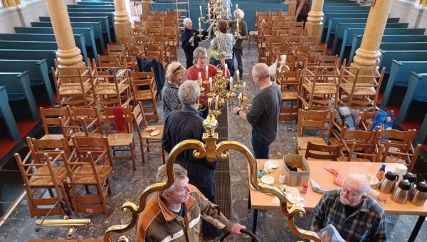 Koperwerk is weer gepoetst in Grote Kerk op Marken
