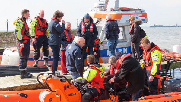 Trouwe KNRM donateurs op bezoek bij reddingstation Marken