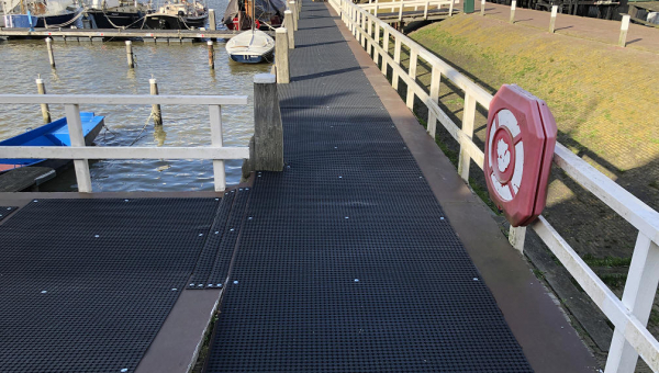 Rubberen matten aangebracht op zuidelijk deel Rijksloopsteiger