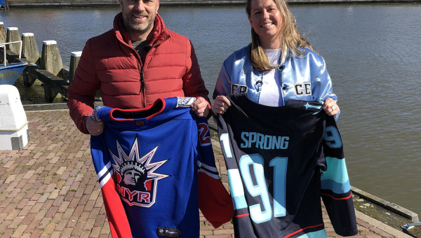 Sanne van Dongen (ESPN) interviewt Richard de Weijze over Amerikaans ijshockey