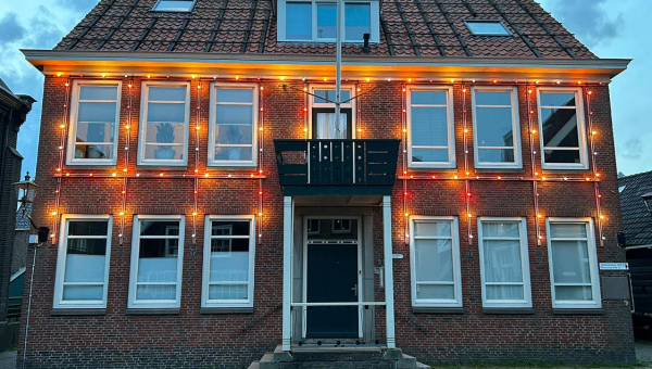 Koningsdaglampjes aan het Kerkplein branden weer