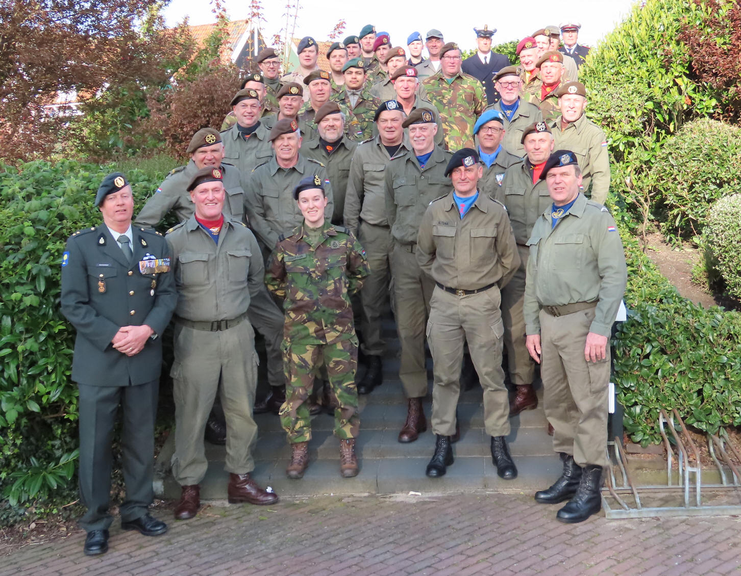Marker (ex)militairen hijsen de vlag op Marken