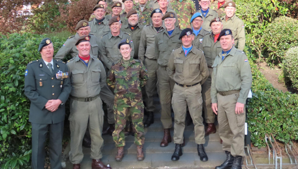 Marker (ex)militairen hijsen de vlag op Marken