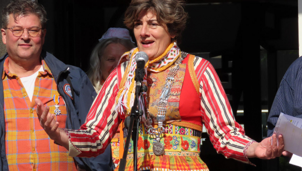 Oranje zonnetje tijdens aubade Koningsdag op Marken