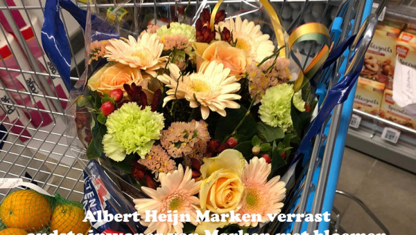 Albert Heijn Marken verrast oudste inwoner van Marken met bloemen