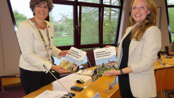 Raadsleden krijgen brochure 'Verduurzaming Monumentale objecten' aangeboden