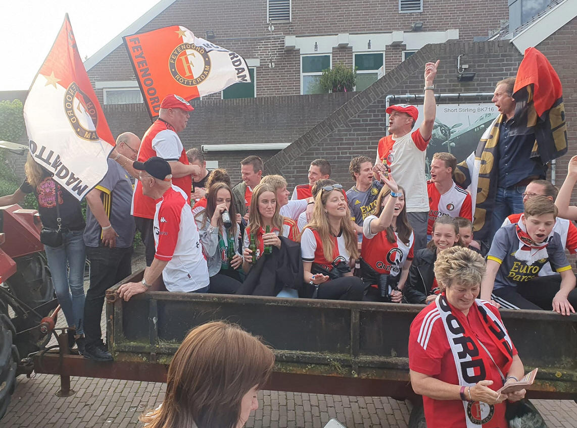 Feyenoord fans op de kar door dorp