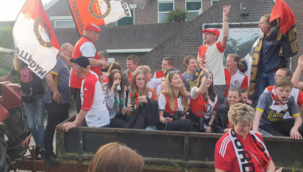 Feyenoord fans op de kar door dorp