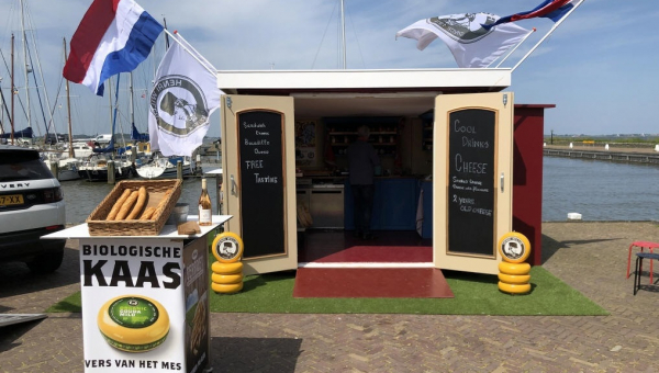 Nieuw op de Marker haven: Kaaskiosk 'More Cheese'