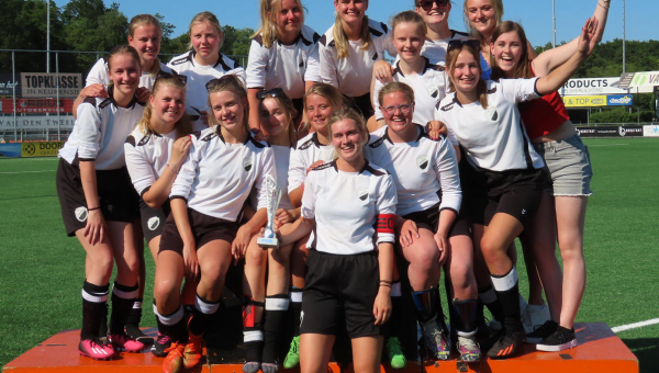 S.V. Marken MO20-1 wint landelijk divisie toernooi in Nijkerk