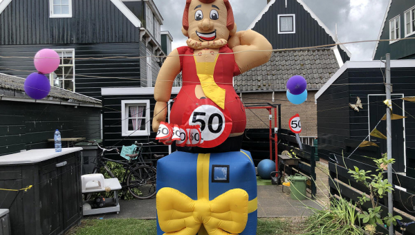 Gespot op Marken: 'André 50 jaar'