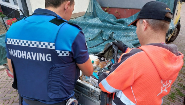 Klikocontroles in Waterland gaan door, maar gemeentelijke boa’s mogen na felle kritiek niet meer ’snuffelen’ in afval van inwoners na